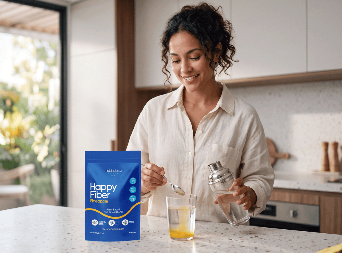 Mujer latina preparando fibra en polvo Happy Fiber en una cocina moderna